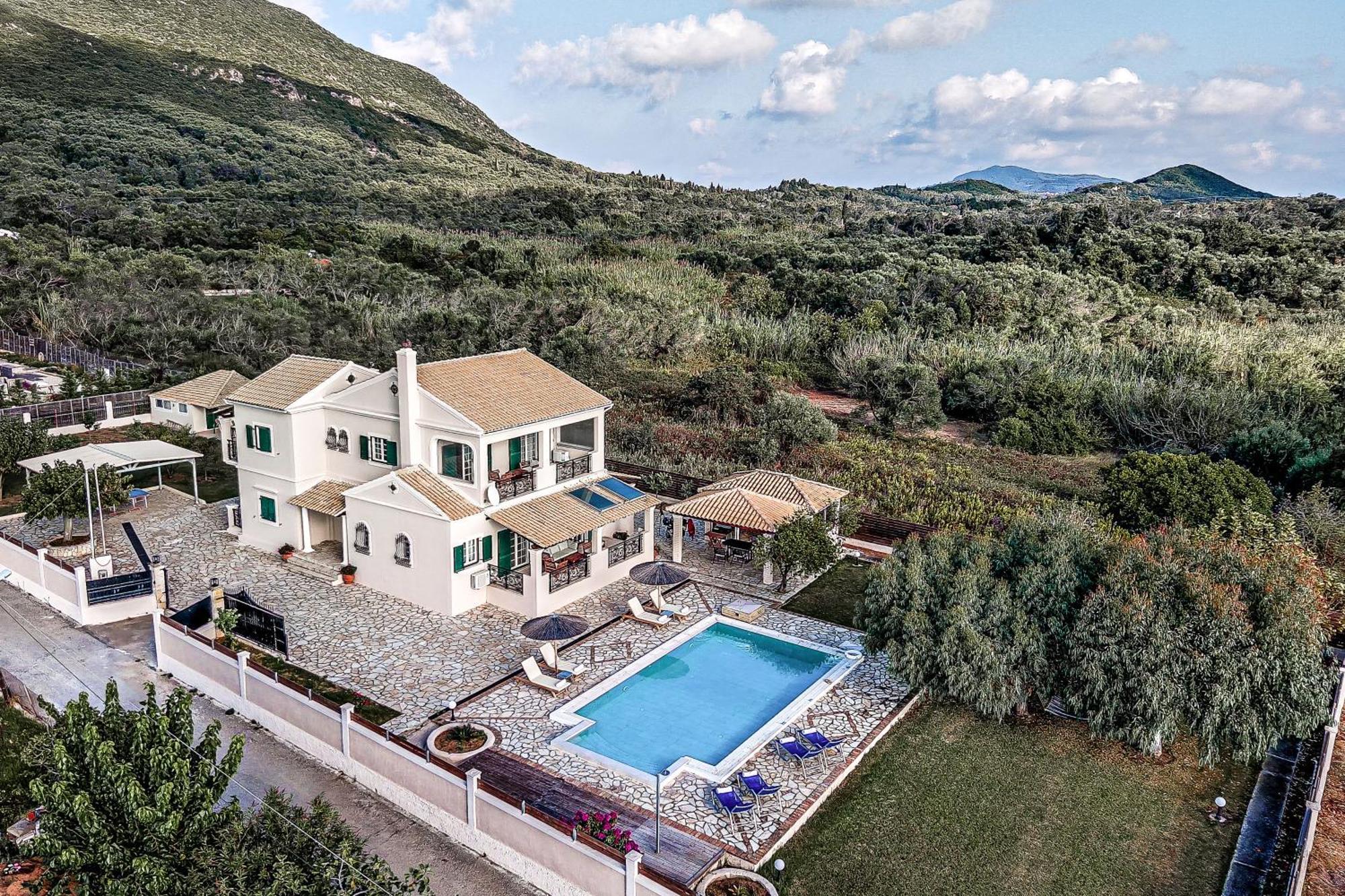 Skidi Beach House Agios Matthaios  Exterior photo
